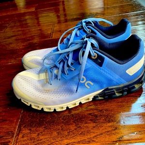 On Cloudflow running shoe. Women’s size 7